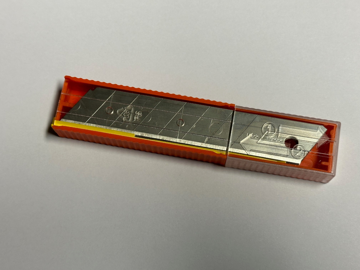 Abbrechklingen (Cutterklingen) 18 mm in Flip Box -  EURO-Qualität 0,5 mm